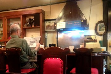 <p>Relax with a newspaper and a brewed coffee at one of Kishiwada's oldest coffee houses.</p>
