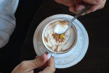 <p>Cappuccino hangat di Deux Cafe</p>