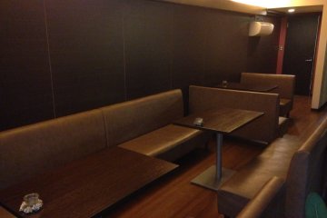<p>Suasana yang sepi dan damai di dalam Deux Cafe</p>