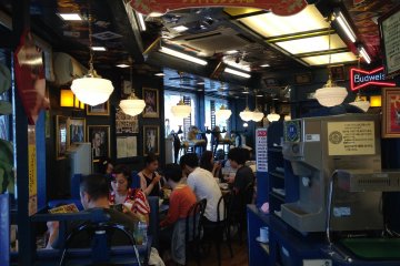 <p>Suasana di dalam yang ramah dengan interior super nabrak</p>