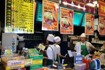 <p>Pelayan dan stafnya sibuk karena burger ini kedatangan banyak pengunjung</p>