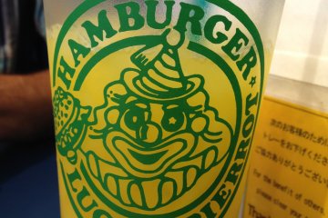 <p>Biar lebih segar, minumnya orange juice.</p>