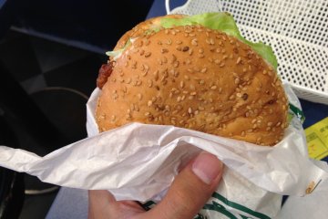 <p>Ini dia Chinese Chicken Burger yang melegenda!</p>
