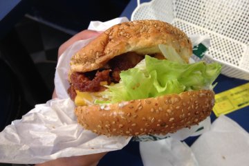 <p>Ini dia Chinese Chicken Burger yang melegenda!</p>