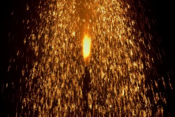These blow tube fireworks are designed with a mixture of gunpowder.