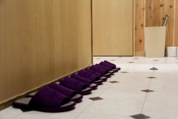 <p>The bathroom contains 2 showers, 4 organic toilets and 2 urinals</p>