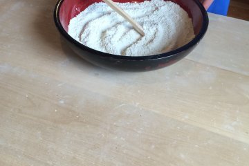 <p>Inilah tepung terigu yang digunakan di awal pembuatan mi soba</p>