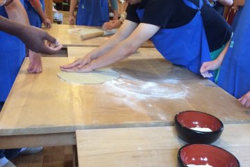 <p>Menggilas-gilas adonan sampai terlihat seperti adonan pizza</p>