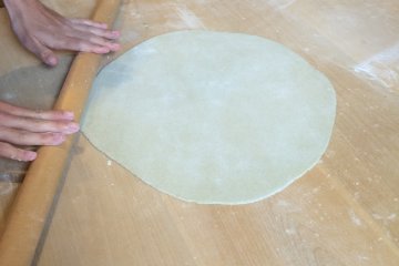 <p>Setelah menggunakan tangan, rolling pin digunakan agar adonanan menjadi semakin tipis</p>