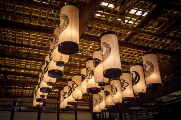 <p>Sanuki lanterns with the actors' crests</p>