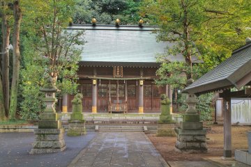 Rokusho Jinja enmarcado con dos perros de piedra