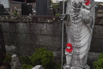 <p>A statue watching as you approach past the graveyards</p>