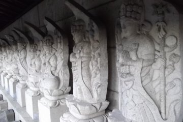 <p>Near the main hall there's this welcoming committee</p>
