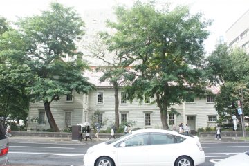 <p>Bangunan tua berwarna putih ini terlihat berbeda dari bangunan lainnya di Sapporo</p>