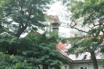 <p>Ini dia jam yang dibeli dari Boston pada tahun 1881, tersembunyi di balik pepohonan.</p>