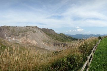 Menikmati Pemandangan di Usuzan