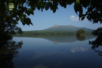<p>Gunung Koma-ga-take terlihat di tengah danau Onuma.</p>