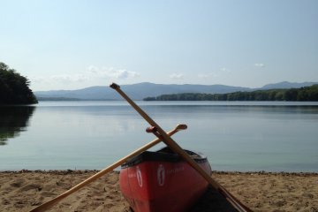 <p>Selain bersepeda, Anda juga bisa berperahu di danau Onuma ini.</p>