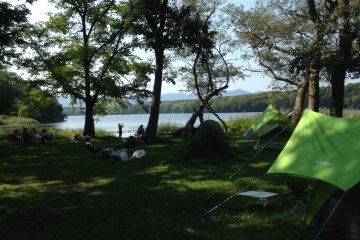<p>Bisa juga camping di tepian danau loh!</p>