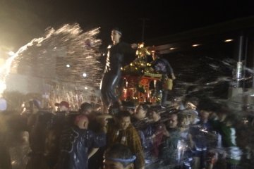 <p>Hot spring water from Higashiyama hotels being splashed upon a portable shrine.</p>