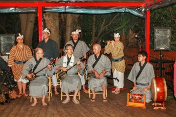 <p>A live performance with music and dancing at the Alishan Market Day 2015</p>