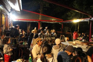 <p>An outdoor gathering with Alishan friends and customers</p>