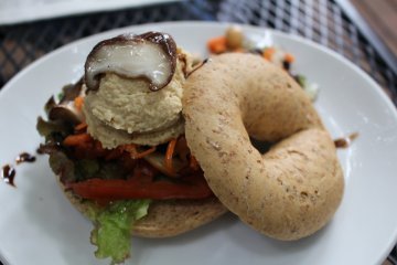 <p>A delicious bagel sandwich</p>