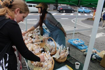 <p>Shopping at the market outdoors next to Alishan</p>