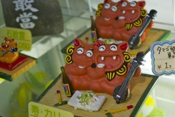 Shisa Lions- Ryukuan decoration,always in pairs, the male with the open mouth wards off the evil while the female with the closed mouth keeps the goodness of the home within.