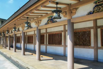 <p>Lanterns and colorful decorations</p>