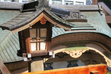 <p>The entrance gate of Yushima Tenman-gu seen from above</p>