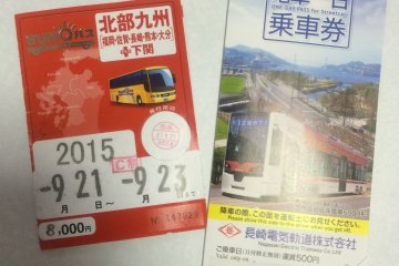 <p>Kiri: Tiket Terusan Kyushu Utara SunQ, tiket terusan&nbsp;3-hari-kamu-dapat-naik-semua di semua bis dalam wilayah Kyushu Utara&nbsp;(Fukuoka, Nagasaki, Kumamoto, Oita, dan Saga ditambah Shimonoseki). Kanan: Tiket Terusan Satu Hari Naik Trem.</p>