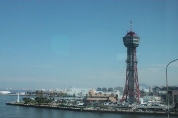 <p>Pelabuhan Fukuoka diambil dari atas bis dengan rute ke Kumamoto.</p>