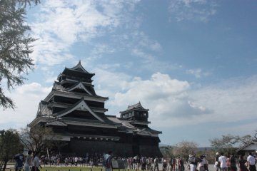 <p>Kastil Kumamoto, salah satu kastil terbesar di Jepang.</p>