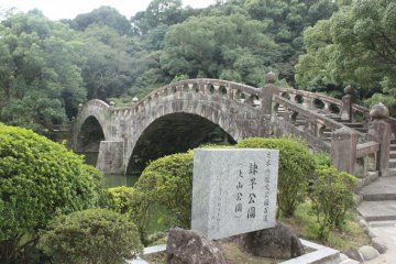 <p>Megane-hashi atau Jembatan Kaca Mata di Isahaya Prefektur Nagasaki. Ada satu lagi di Kota Nagasaki.</p>
