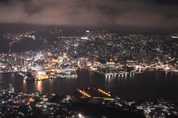 <p>Pemandangan Malam Nagasaki, diambil dari Observatorium Gunung Inasa di Kota Nagasaki.</p>