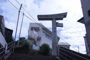 <p>Lengkungan tori satu kaki di Kuil Shinto Sanno Kota Nagasaki.</p>