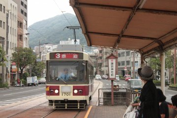 <p>Salah satu trem di sekitar Kota Nagasaki.</p>