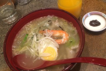 <p>Mie taipien dari Kumamoto dan jus jeruk murni.</p>