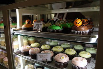<p>Kue mangkuk dengan hiasan imut</p>