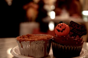 <p>Pai apel tradisional nan lezat (kiri) dan kue mangkuk coklat bertema Halloween (kanan)</p>