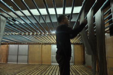<p>In the traditional way of drying, the cloth must be hung by hand</p>