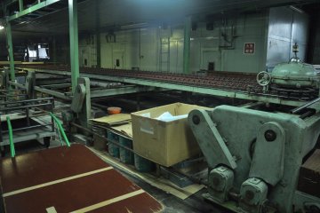 <p>The machine that stretches the cloth for an even surface</p>
