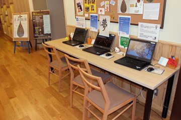 <p>English and Chinese are supported by the Visitor Center's computer corner</p>
