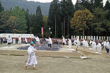 <p>Para umat berjalan melintasi bara panas untuk menerima berkat dari dewa gunung</p>