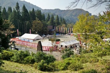<p>Area festival utama dikelilingi oleh pegunungan</p>