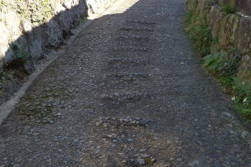 <p>Horses and carts were used to transport loads of porcelain</p>