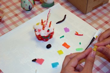 <p>Lilin kue mangkok milik tetanggaku</p>