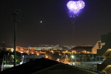<p>Watch the Disneyland fireworks from the seventh floor!</p>