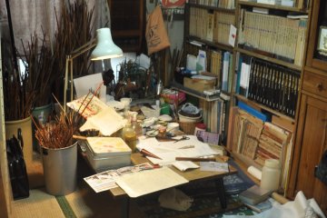 <p>Iwama Susumu's tiny workshop</p>